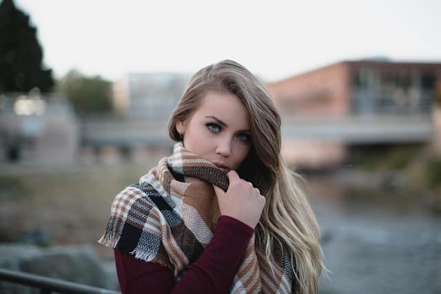 Girl posing eyes with a serious expression