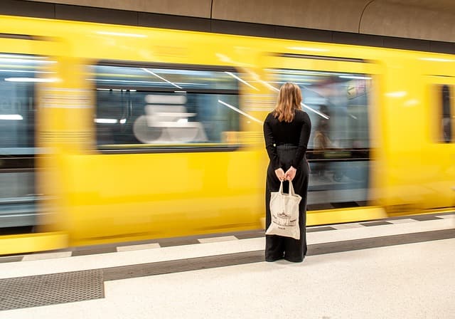 Enhancing bokeh in landscape photography with smooth background blur and sharp foreground details for artistic depth.